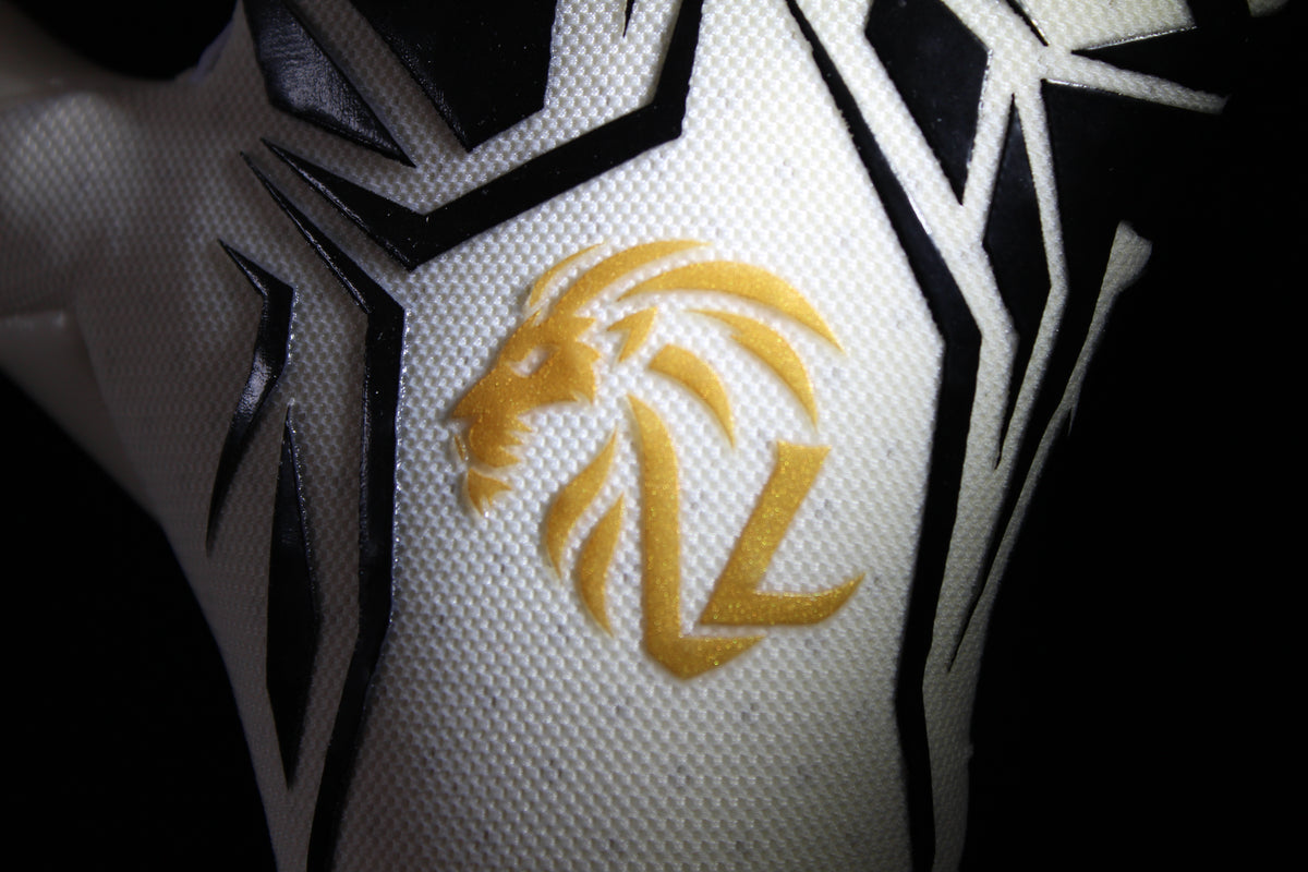 LEONIS AURUM Torwarthandschuh mit goldfarbenem Logo und schwarzem Design