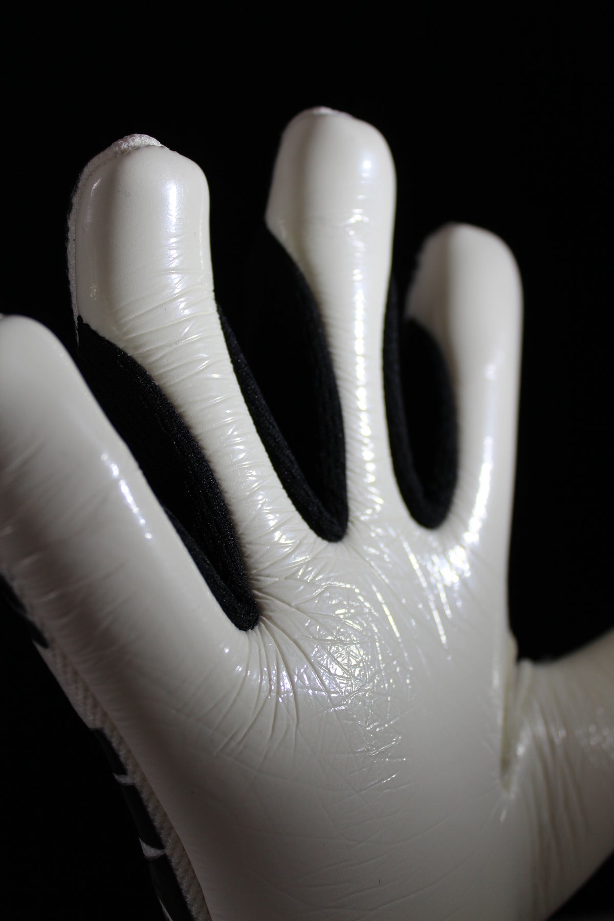 Detailaufnahme des LEONIS AURUM Towarthandschuhs mit weißer Handfläche aus Latex für optimalen Grip